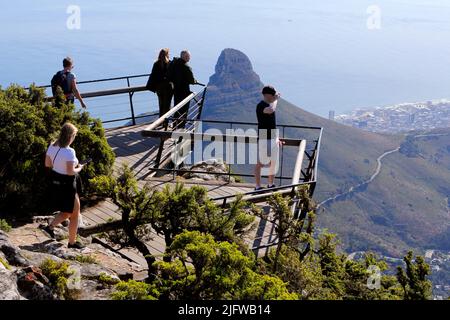 Dies ist eine der freitragenden Aussichtsplatten auf dem Gipfel des Tafelbergs in Kapstadt. Stockfoto