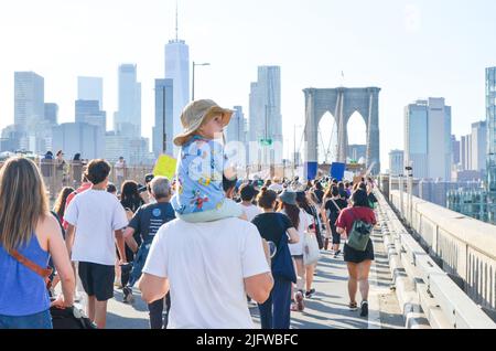 New York, Usa. 04.. Juli 2022. Hunderte halten am 4. Juli 2022 Zeichen, während sie über die Brooklyn Bridge, New York City, marschieren, um Gerechtigkeit für Abtreibung und andere soziale Fragen zu fordern. (Foto von Ryan Rahman/Pacific Press/Sipa USA) Quelle: SIPA USA/Alamy Live News Stockfoto