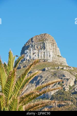 Copyspace mit landschaftlich reizvoller Aussicht auf den Tafelberg in Kapstadt, Südafrika vor klarem blauen Himmel von unten. Schönes Panorama von Stockfoto