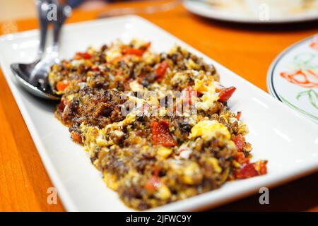 Revuelto de morcilla, bestes Gericht aus Morcilla de Burgos (spanische Blutwurst aus Burgos, Spanien) Stockfoto