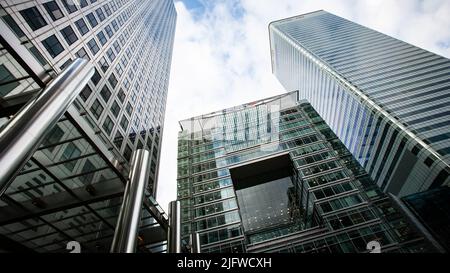 City Banks, London. Niedrige Weitwinkelansicht der Business-Wolkenkratzer der Londoner Docklands mit sichtbaren globalen Banklogos. Stockfoto