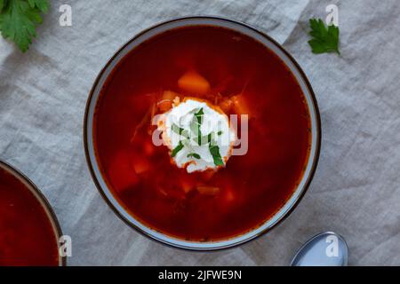 Hausgemachte Borscht-Suppe mit Meerrettichsauce in einer Schüssel, Draufsicht. Von oben, über Kopf, flach liegend. Stockfoto
