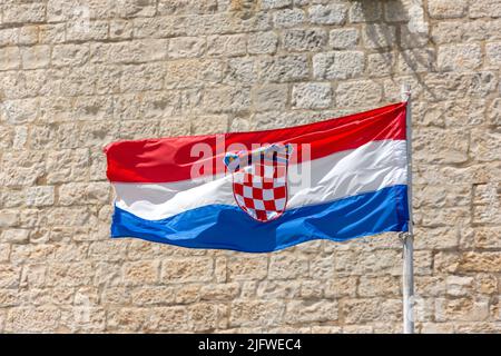 Kroatische Flagge auf Fahnenmast, Trogir Promenade, Altstadt, Trogir, Gespanschaft Split-Dalmatien, Kroatien Stockfoto