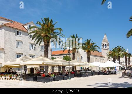 Cafe Concordia on Trogir Promenade, Altstadt, Trogir, Gespanschaft Split-Dalmatien, Kroatien Stockfoto