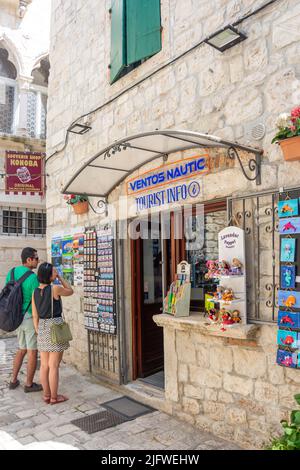 Paar außerhalb Souvenirladen, Altstadt, Trogir, Gespanschaft Split-Dalmatien, Kroatien Stockfoto