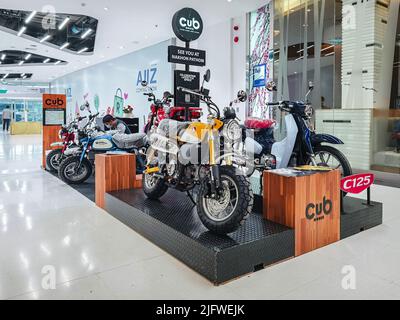 KANCHANABURI,THAILAND-31. OKTOBER 2020 : Honda Super Cub C 125 Motorrad Klassiker 125cc. Sammlung zum Verkauf auf dem Honda Cub Messestand Stockfoto