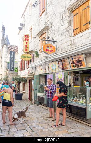 Eisdiele auf der Straße, Altstadt, Trogir, Gespanschaft Split-Dalmatien, Kroatien Stockfoto