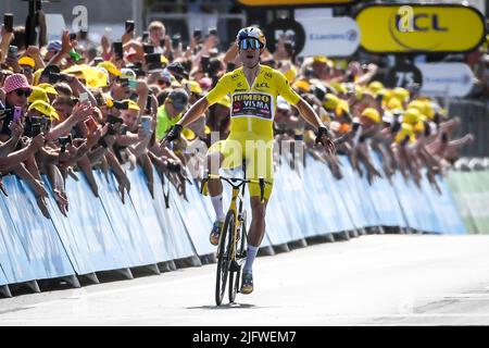 Calais, Frankreich, Frankreich. 5.. Juli 2022. Der Belgier Wout VAN AERT vom Team Jumbo-Visma feiert seinen Sieg bei der Tour de France 2022, Radrennen Etappe 4, Dunkerque nach Calais (171, 5 km) am 5. Juli 2022 in Calais, Frankreich. (Bild: © Matthieu Mirville/ZUMA Press Wire) Bild: ZUMA Press, Inc./Alamy Live News Stockfoto