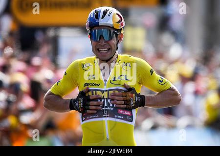 Calais, Frankreich, Frankreich. 5.. Juli 2022. Der Belgier Wout VAN AERT vom Team Jumbo-Visma feiert seinen Sieg bei der Tour de France 2022, Radrennen Etappe 4, Dunkerque nach Calais (171, 5 km) am 5. Juli 2022 in Calais, Frankreich. (Bild: © Matthieu Mirville/ZUMA Press Wire) Bild: ZUMA Press, Inc./Alamy Live News Stockfoto