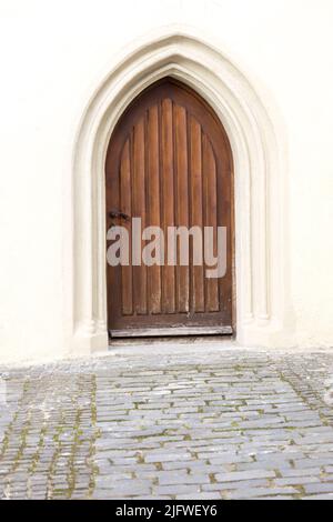 Eine Holztür mit einem spitzen Bogen Stockfoto