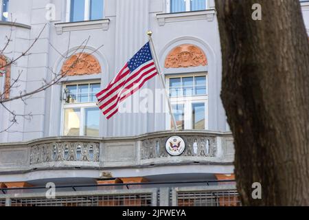 Bratislava, Slowakei. März 8 2017. Die Flagge der Vereinigten Staaten hing auf dem Balkon der US-Botschaft in Hviezdoslavovo námestie in Bratislava, Slowakei. Stockfoto