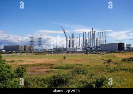 HARTLEPOOL, GROSSBRITANNIEN. JULI 1ST. Allgemeiner Blick auf das Gelände des Hartlepool Power Station Cricket Club, das sich im Schatten des gleichnamigen Kernkraftwerks an der Tees Road, Hartlepool, befindet, das ab 2024 stillgelegt werden soll. Der Cricket-Club spielt in der Langbaurgh League eine Cricket-Liga für Amateurclubs in Teesside und North Yorkshire. (Foto von Mark Fletcher | MI News) Stockfoto