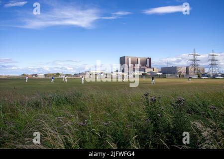 HARTLEPOOL, GROSSBRITANNIEN. JULI 1ST. Allgemeiner Blick auf das Gelände des Hartlepool Power Station Cricket Club, das sich im Schatten des gleichnamigen Kernkraftwerks an der Tees Road, Hartlepool, befindet, das ab 2024 stillgelegt werden soll. Der Cricket-Club spielt in der Langbaurgh League eine Cricket-Liga für Amateurclubs in Teesside und North Yorkshire. (Foto von Mark Fletcher | MI News) Stockfoto