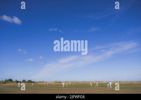 HARTLEPOOL, GROSSBRITANNIEN. JULI 1ST. Allgemeiner Blick auf das Gelände des Hartlepool Power Station Cricket Club, das sich im Schatten des gleichnamigen Kernkraftwerks an der Tees Road, Hartlepool, befindet, das ab 2024 stillgelegt werden soll. Der Cricket-Club spielt in der Langbaurgh League eine Cricket-Liga für Amateurclubs in Teesside und North Yorkshire. (Foto von Mark Fletcher | MI News) Stockfoto