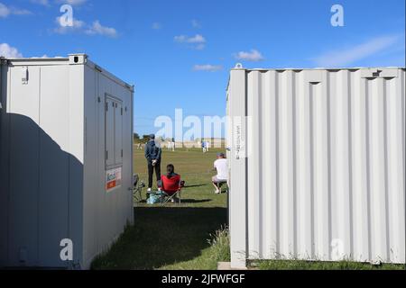 HARTLEPOOL, GROSSBRITANNIEN. JULI 1ST. Allgemeiner Blick auf das Gelände des Hartlepool Power Station Cricket Club, das sich im Schatten des gleichnamigen Kernkraftwerks an der Tees Road, Hartlepool, befindet, das ab 2024 stillgelegt werden soll. Der Cricket-Club spielt in der Langbaurgh League eine Cricket-Liga für Amateurclubs in Teesside und North Yorkshire. (Foto von Mark Fletcher | MI News) Stockfoto