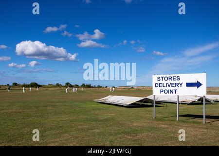 HARTLEPOOL, GROSSBRITANNIEN. JULI 1ST. Allgemeiner Blick auf das Gelände des Hartlepool Power Station Cricket Club, das sich im Schatten des gleichnamigen Kernkraftwerks an der Tees Road, Hartlepool, befindet, das ab 2024 stillgelegt werden soll. Der Cricket-Club spielt in der Langbaurgh League eine Cricket-Liga für Amateurclubs in Teesside und North Yorkshire. (Foto von Mark Fletcher | MI News) Stockfoto