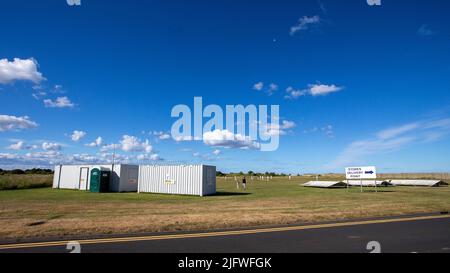 HARTLEPOOL, GROSSBRITANNIEN. JULI 1ST. Allgemeiner Blick auf das Gelände des Hartlepool Power Station Cricket Club, das sich im Schatten des gleichnamigen Kernkraftwerks an der Tees Road, Hartlepool, befindet, das ab 2024 stillgelegt werden soll. Der Cricket-Club spielt in der Langbaurgh League eine Cricket-Liga für Amateurclubs in Teesside und North Yorkshire. (Foto von Mark Fletcher | MI News) Stockfoto