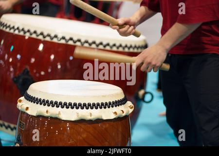 Musiker, die auf Taiko-Trommeln aufführen Stockfoto