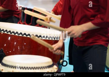 Musiker, die auf Taiko-Trommeln aufführen Stockfoto