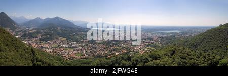 Luftaufnahme - Landschaft von Como und kleine alpine Seen im Hintergrund - Como, Lombardei, Italien Stockfoto