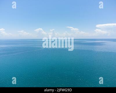 Luftaufnahme des Issyk-Kul Sees an einem sonnigen Tag in Kirgisistan. Stockfoto