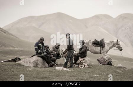 Tian Shan Mountains, Kirgisistan: Nomaden beginnen den Tag mit ihren Pferden und ihrem Hund an einem nebligen Morgen in den Tian Shan Mountains in Kirgisistan. Stockfoto