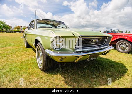 Großbritannien - Juni 2022: Ford Mustang GT Fastback 1968 Green Stockfoto
