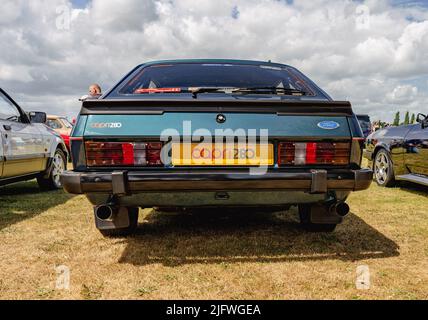 Großbritannien - Juni 2022: Ford Capri 280 Brooklands Rückansicht Stockfoto