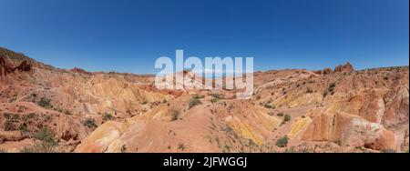 Panoramablick auf die Badlands des Skazka Canyon in Kirgisistan Stockfoto