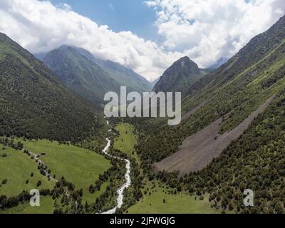 Luftaufnahme eines bewaldeten Canyons in der Nähe von Bischkek, Kirgisistan. Stockfoto