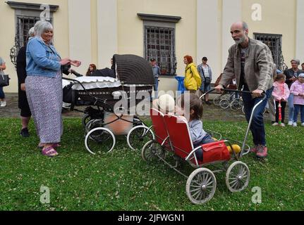 Polna, Tschechische Republik. 05.. Juli 2022. Treffen der Vintage-Kinderwagen in Polna bei Jihlava, Tschechien, 5. Juli 2022. Kredit: Lubos Pavlicek/CTK Foto/Alamy Live Nachrichten Stockfoto