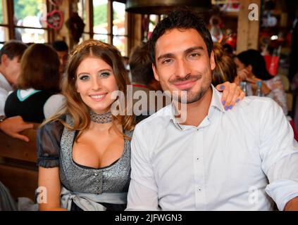 München, Deutschland. 23. September 2017. DATEI FOTO:NACH 7 JAHREN EHE CATHY UND MATS HUMMELS: SCHEIDUNG EINGEREICHT? Mats HUMMELS (FC Bayern München) mit Frau Cathy. Fußball FC Bayern München, traditioneller Oktoberfestbesuch bei der KAEFER Schenke, am 23. September 2017 in München. â Credit: dpa/Alamy Live News Stockfoto