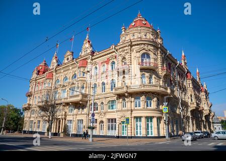 ROSTOW AM DON, RUSSLAND - 03. OKTOBER 2021: Das alte Gebäude der Stadtduma. Rostow über Don, Russland Stockfoto