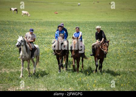 Männer spielen auf einem Feld in Kirgisistan eine Partie Kok Boru oder totes Ziegenpolo. Stockfoto