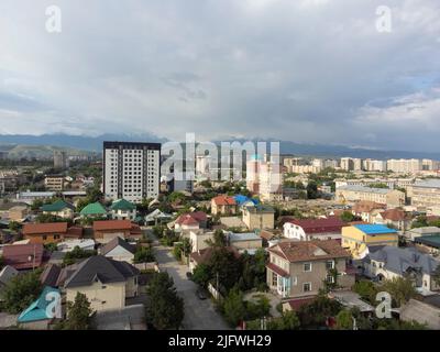 Luftaufnahme von Bischkek, Kirgisistan mit Bergen im Hintergrund Stockfoto