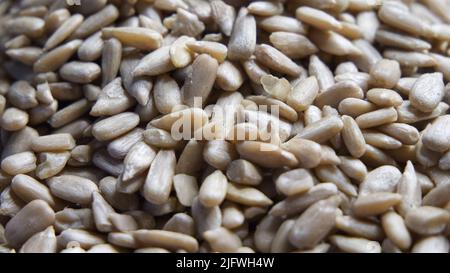 Viele geschälte Sonnenblumenkerne aus der Nähe, Vollformat. Stockfoto