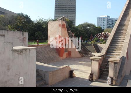 Mischung aus moderner und historischer Architektur am Connaught Place, New Delhi Stockfoto