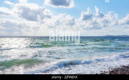 Küste von Kattegat - Helgenaes, Dänemark. Meereswellen waschen sich auf die leere Strandküste. Ruhiges, friedliches Paradies an Sommerseen und Himmel für erholsamen Spaß Stockfoto