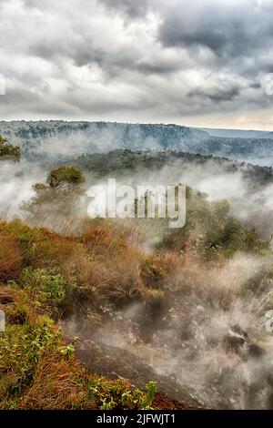 Größter Vulkan in Mauna Loa. Landschaft von rauchigen Bergen auf Big Island, Hawaii. Malerische Aussicht auf Mauna Kea, schlafender Vulkan in offener abgeschiedener Gegend. A Stockfoto