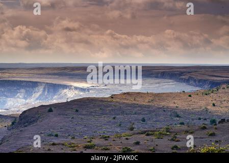 Landschaft mit abgekühltem Lavastrom auf der Big Island von Hawaii. Panoramablick auf den Mauna Kea, einen schlafenden Vulkan in einem abgelegenen Gebiet mit Kopierraum. Große Weite von Stockfoto