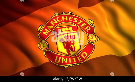 Flugflagge mit dem Logo der Fußballmannschaft von Manchester United, Nahaufnahme. Bewegung. Farbenfrohes orangefarbenes Flaggentuch, Sportkonzept. Nur für redaktionelle Zwecke Stockfoto