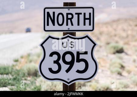 AUTOBAHNSCHILD DER US Route 395 in der Nähe von Lone Pine und Owens Valley in Südkalifornien. Stockfoto