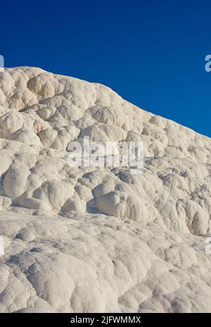 Nahaufnahme von Travertin Pools und Terrasse in Pamukkale, Türkei in einem berühmten Tourismus-Urlaub oder Urlaubsziel. Cotton Castle Bereich mit Karbonat Stockfoto