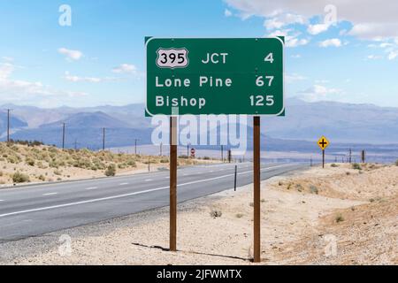 Fahren Sie auf der Route 395 nach Lone Pine und Bishop Highway, und fahren Sie auf der Route 14 in der Nähe von Mojave in Südkalifornien. Stockfoto