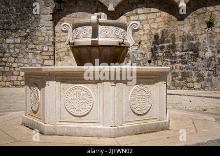 Ein detailreicher Innenhof-Brunnen in der Nähe der Kirche der Hl. Maria in Kotor, Montenegro Stockfoto