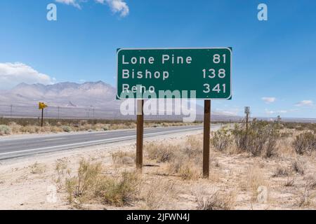 Autobahnschild nach Lone Pine, Bishop und Reno auf der landschaftlich schönen US Route 14 im Mojave-Wüstengebiet von Kalifornien. Stockfoto