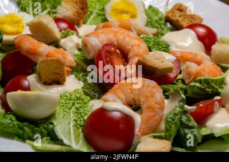 Caesar Salat mit Garnelen, Eiern und Tomaten Stockfoto