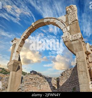 Alte verfallene Stadt Ephesus, Türkei unter bewölktem Himmel. Sightseeing und Überseereisen für Urlaub, Urlaub und Tourismus. Ausgegrabene Überreste von Stockfoto