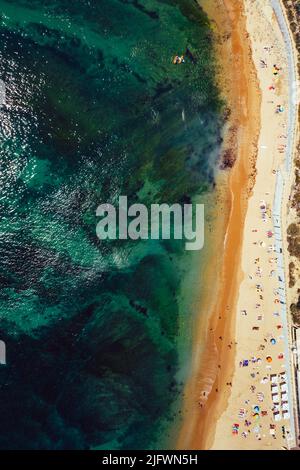 Dronenansicht von oben auf den Strand von Avenca in Parede, Region Lissabon, Portugal Stockfoto