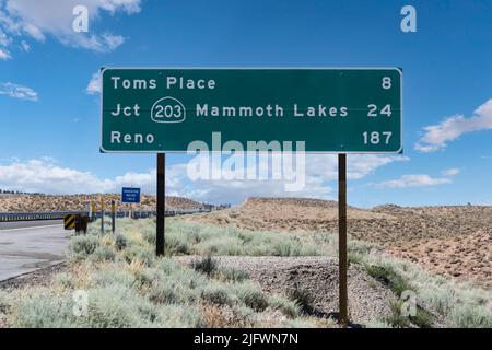 Mammoth Lakes und Reno Highway sind auf der US Route 395 nördlich von Bishop im kalifornischen Owens Valley ausgeschiltert. Stockfoto